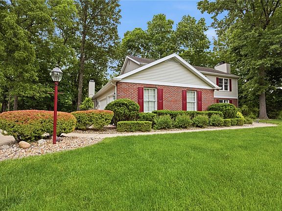 3rd image of 2 Deerfield Ln