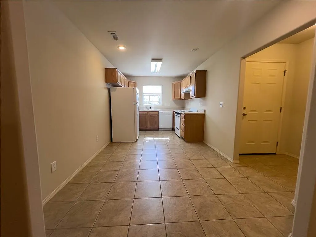 3 bed, 1300 sqft, $1,400 — Photo 3