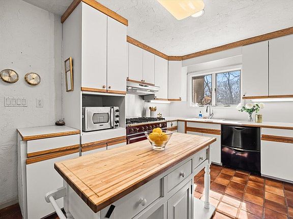 5th image of 69 Two Ponds Road