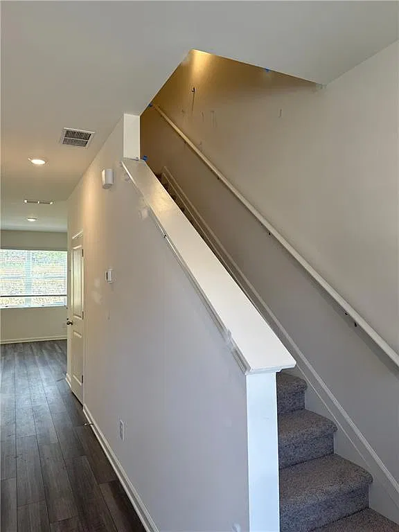 3 bed, 2.5 bath, 1421 sqft, $2,100 — Photo 3