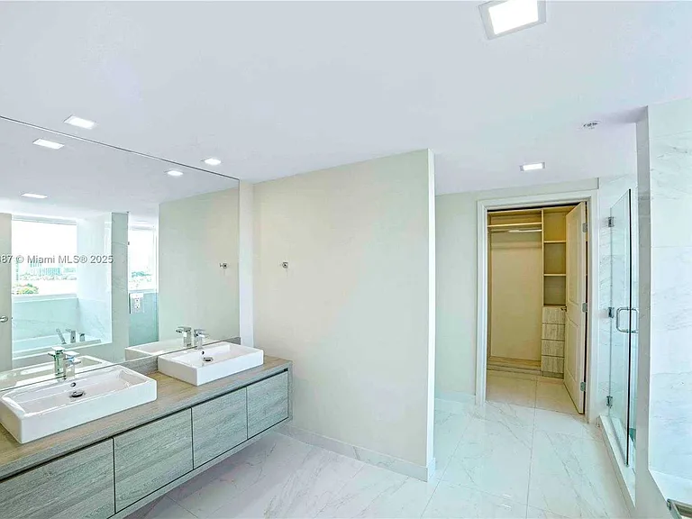 Sunny Isles Blvd — Photo 29