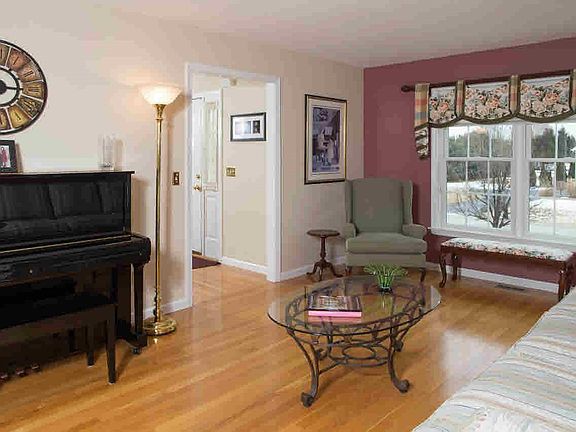 4th image of 38 Heritage Ln