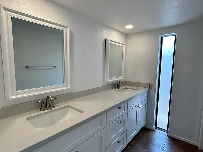 329 E Ambassador Dr — Photo 16