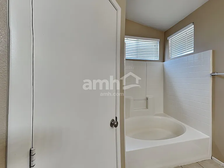 7400 Fencerow St — Photo 13