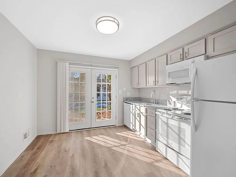 Plymouth Gardens Apartments — Photo 10