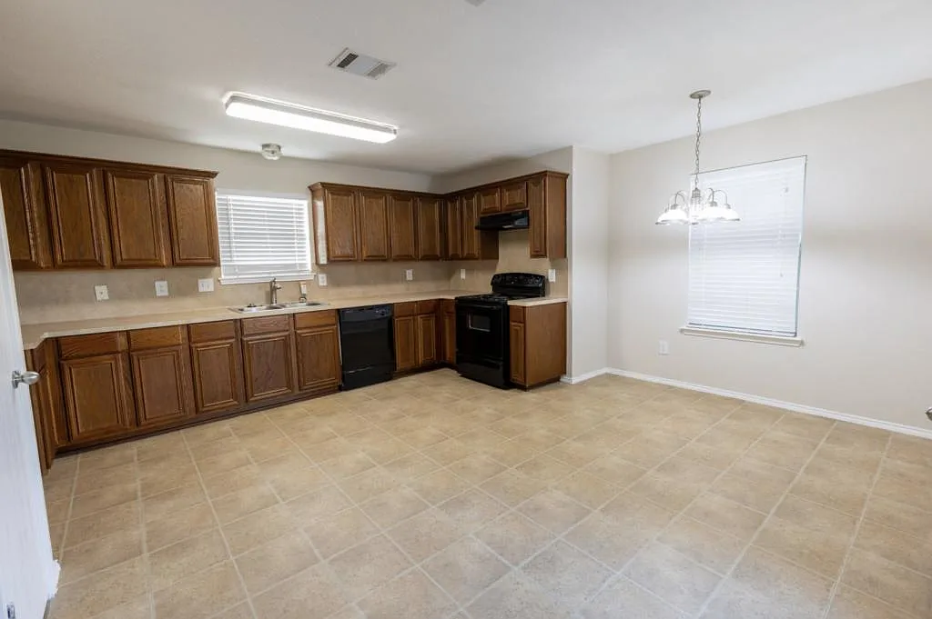 608 Bretts Way — Photo 4