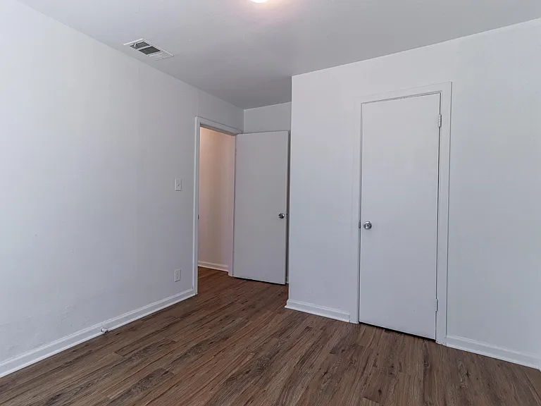 2622 W Johnson St — Photo 11