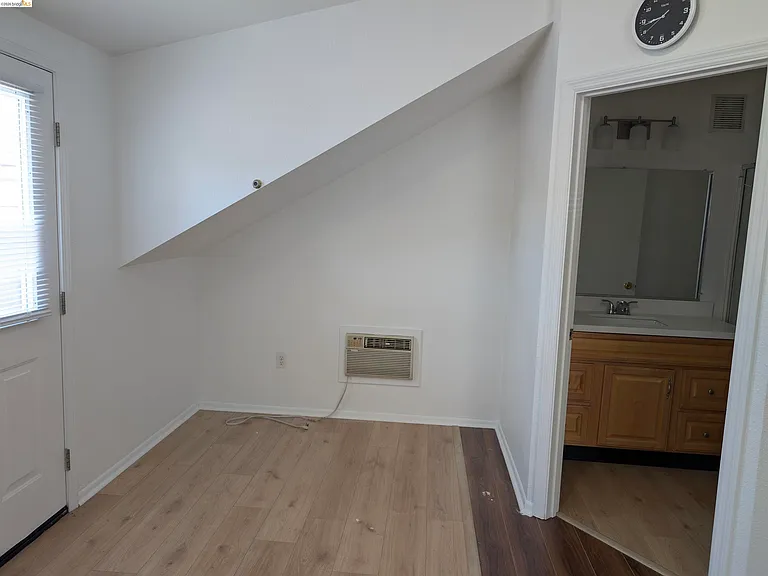 1021 Arlington Way #UPPER — Photo 4