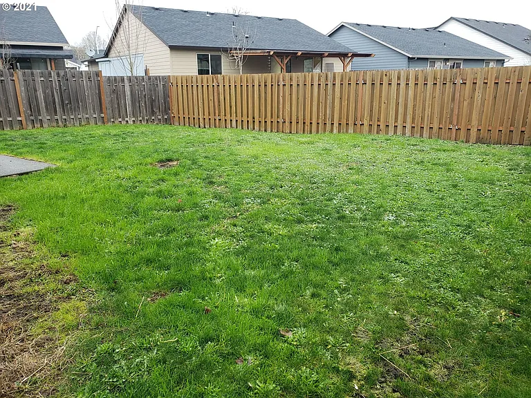 599 SE Jack Ave — Photo 10