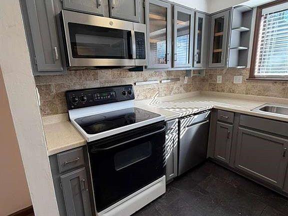 4th image of 1702 Pine Tree Dr