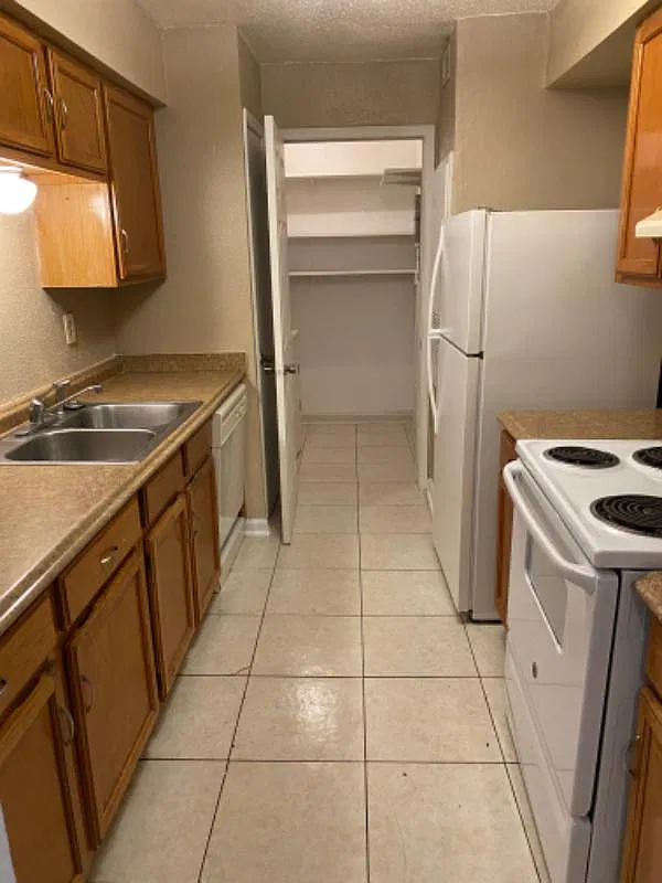 2 bed, 1068 sqft, $1,300 — Photo 4
