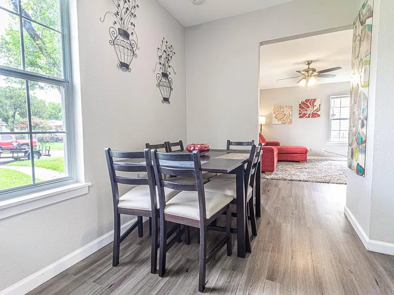 622 Pinewood Ln — Photo 4
