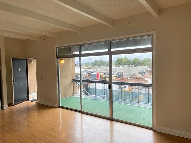 1st image of 900 Lincoln Ave #2