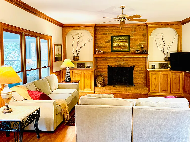 300 Autumn Wood Ln — Photo 2