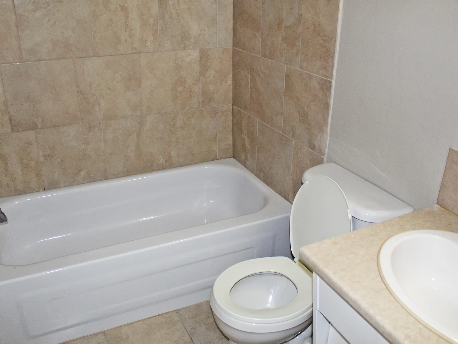 Oasis Apartments — Photo 4