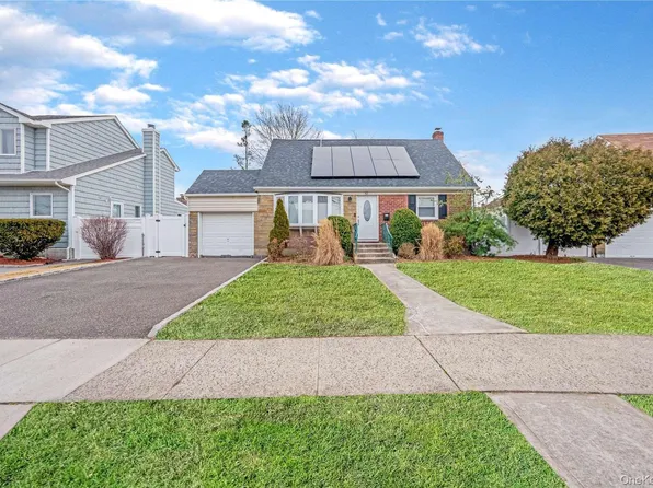 82 Pengon Circle, Carle Place, NY 11554