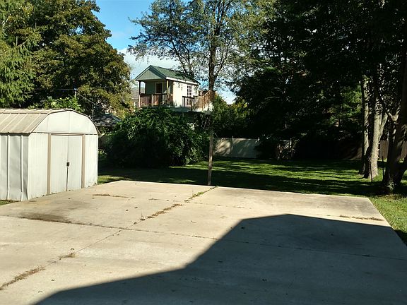 gorgeous,large backyard. Perfect for peaceful evenings gril