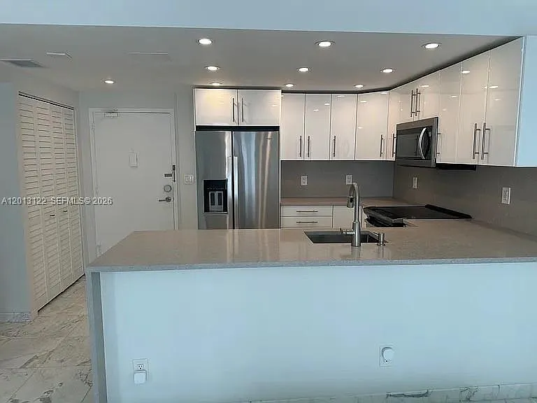 Building Photo - 345 Ocean Dr #519