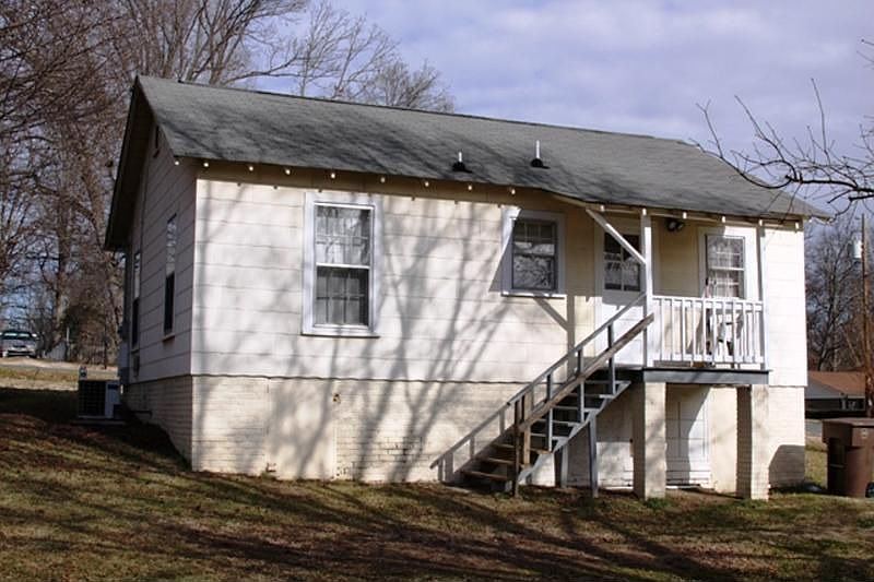 2nd image of 709 Applewood St