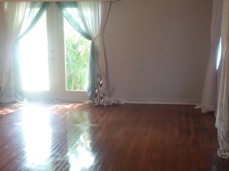 1st image of 704 Parkway Dr