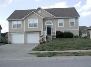 424 Pinnacle Dr, Raymore, MO 64083