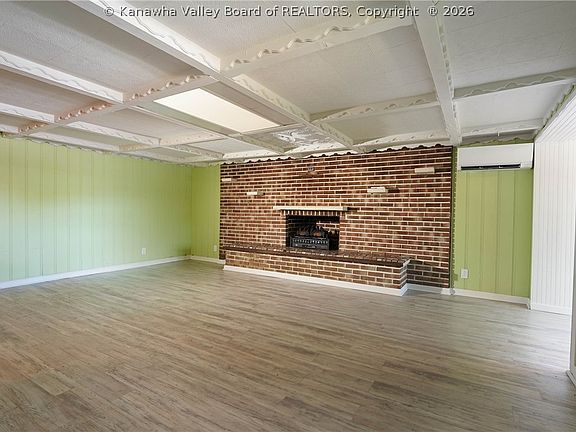 4th image of 598 John St