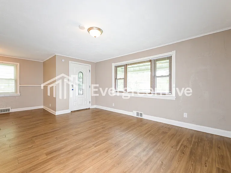 333 Foster Rd — Photo 4