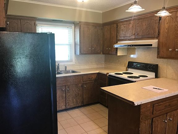Kitchen includes refrigerator, dishwasher, stove/oven and sink with disposal.