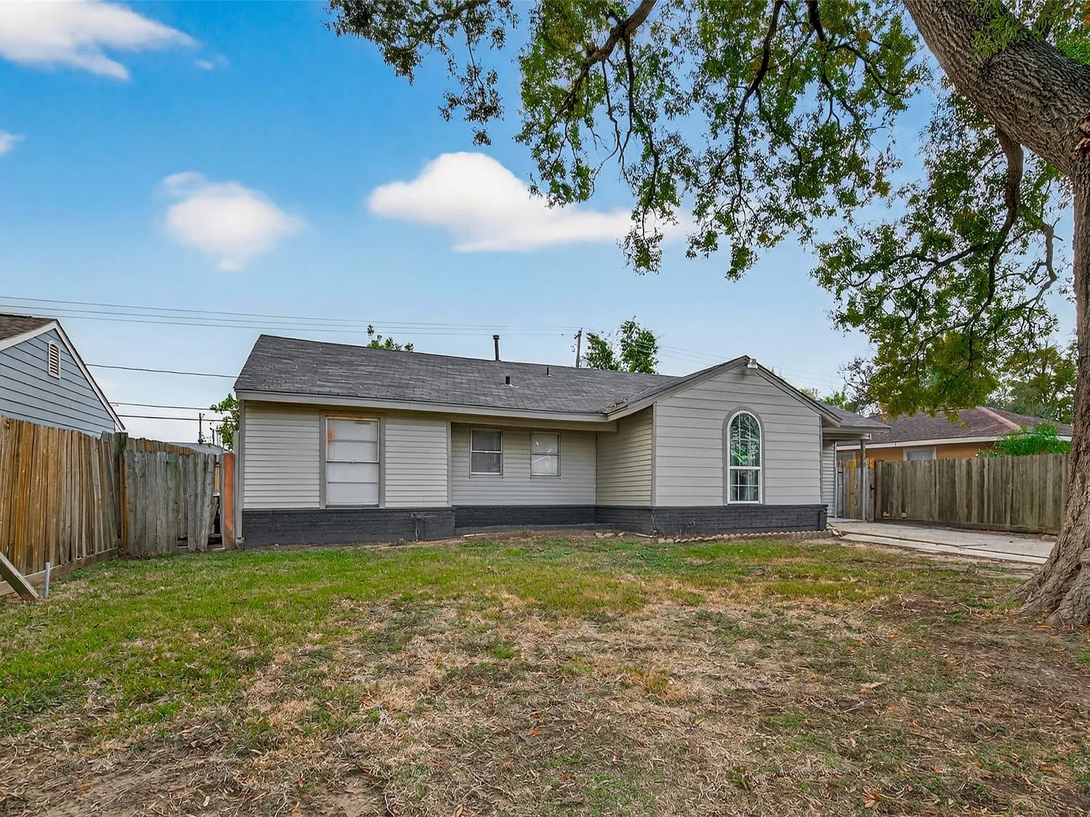 3 bed, 2.0 bath, 1057 sqft, $2,695 — Photo 2