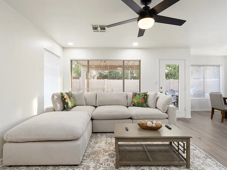 487 E Cantebria Dr — Photo 21