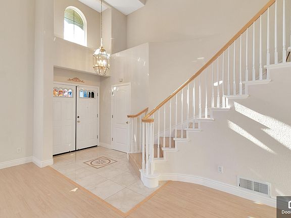 4th image of 377 Huckleberry Dr
