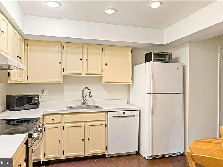 130 Westbury Ct — Photo 4