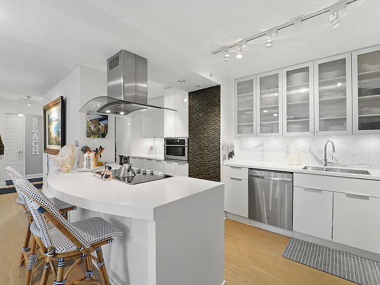 2020 Walnut St #14CD — Photo 5