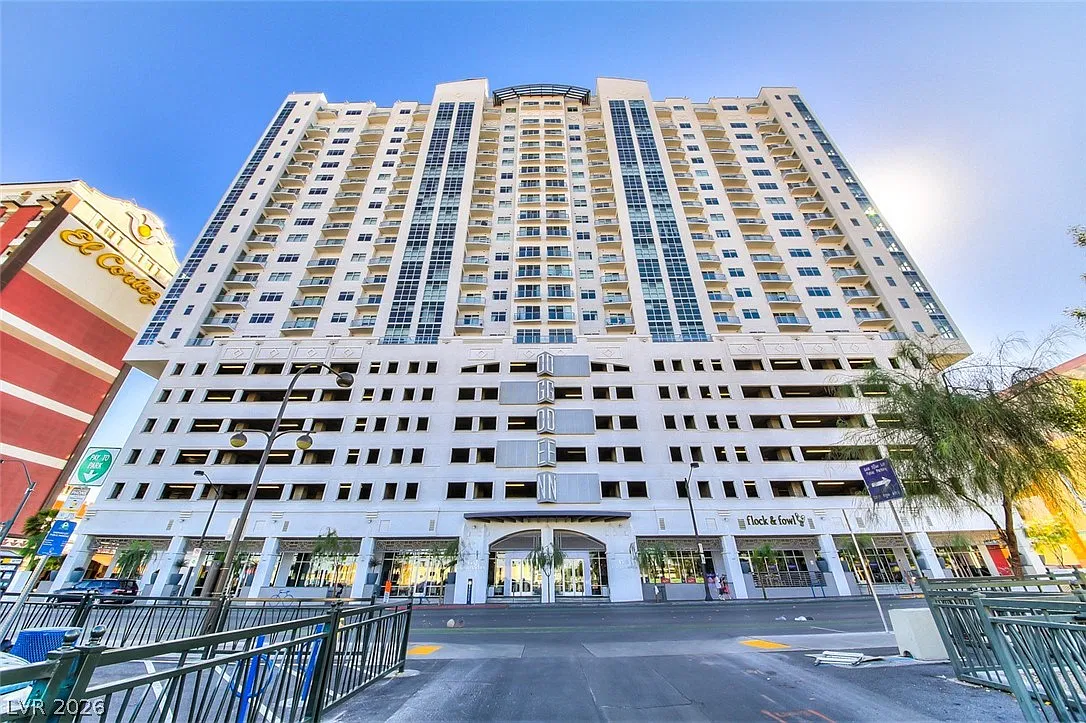 1 bed, 1.5 bath, 1002 sqft, $2,100 — Photo 2