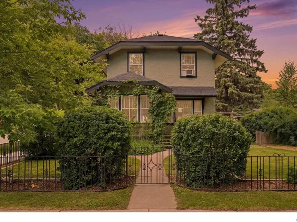 322 29th STREET W, Saskatoon, SK S7L 0M1