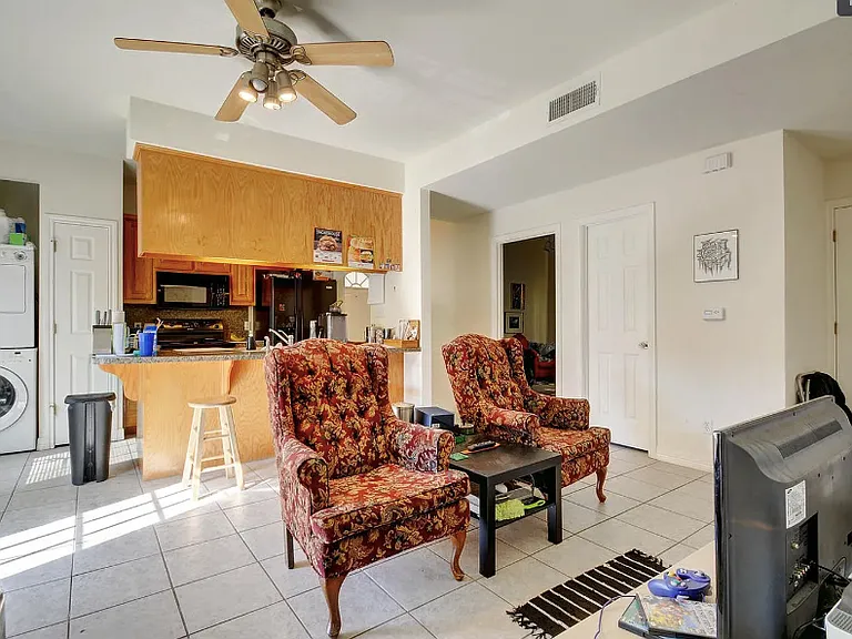 2500 Leon St #202 — Photo 10
