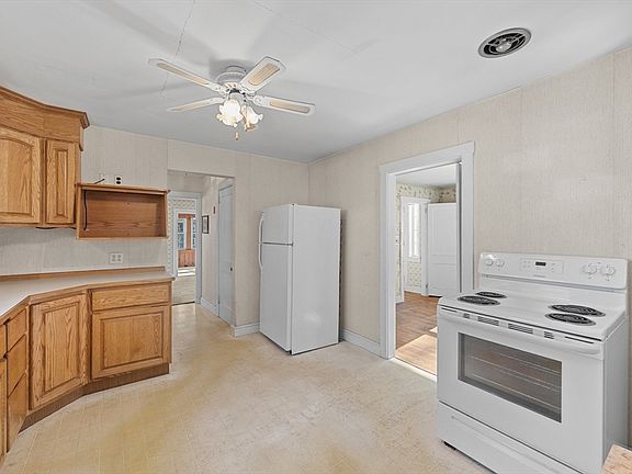 3rd image of 212 Pearl St