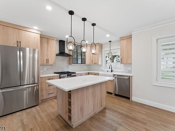 4th image of 185 Maple St