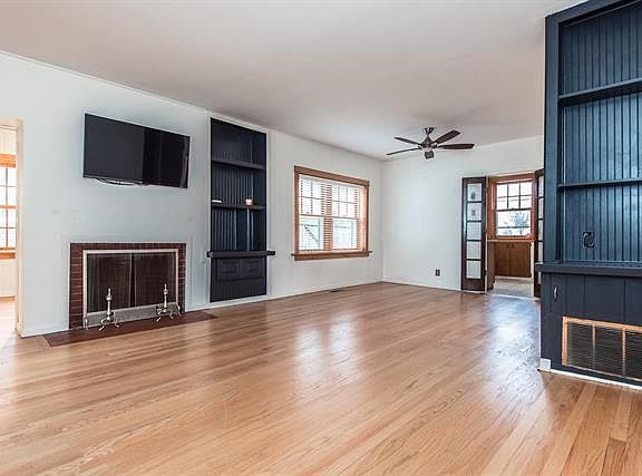 3rd image of 910 Country Club Dr