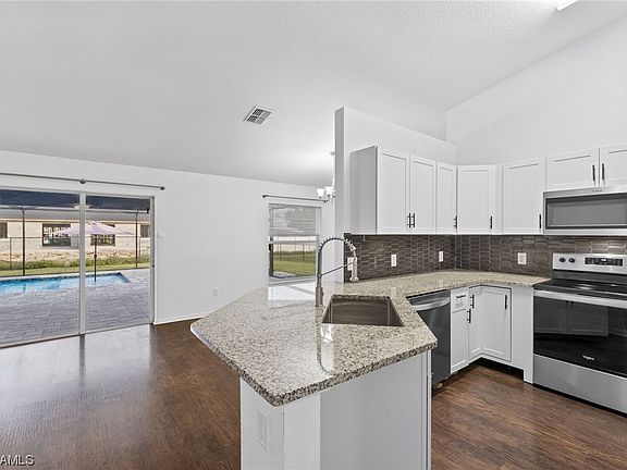 3rd image of 4423 SW 9th Ave