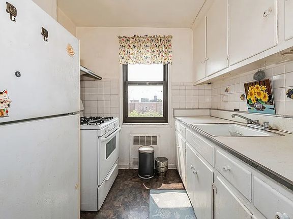 4th image of 8401 Main St APT 724
