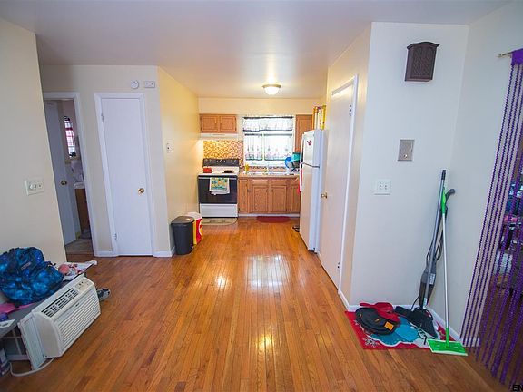 4th image of 457 Ontario St