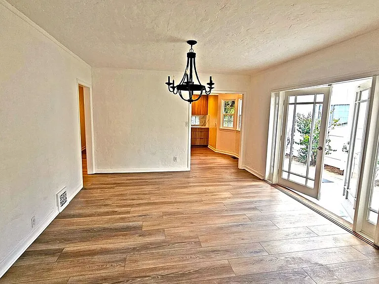 132 S La Peer Dr — Photo 7