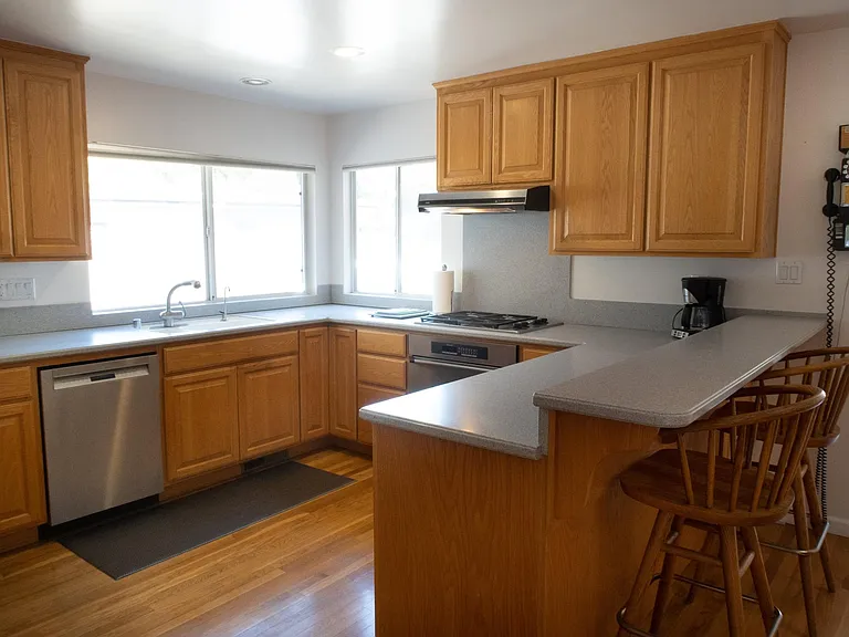 310 Alma Ln — Photo 9