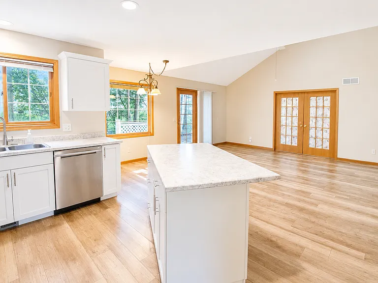 2607 Tuxedo Ln NW — Photo 2