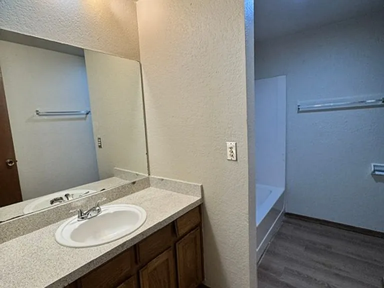 8606 S Drexel Pl — Photo 9