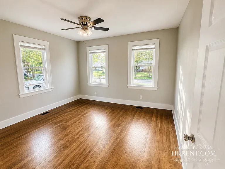 2914 Peronne Ave — Photo 7