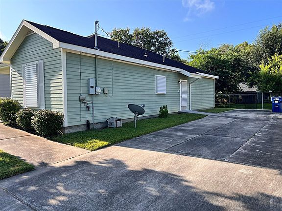 3rd image of 7221 Carver Ave