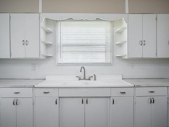 4th image of 908 W 8th St