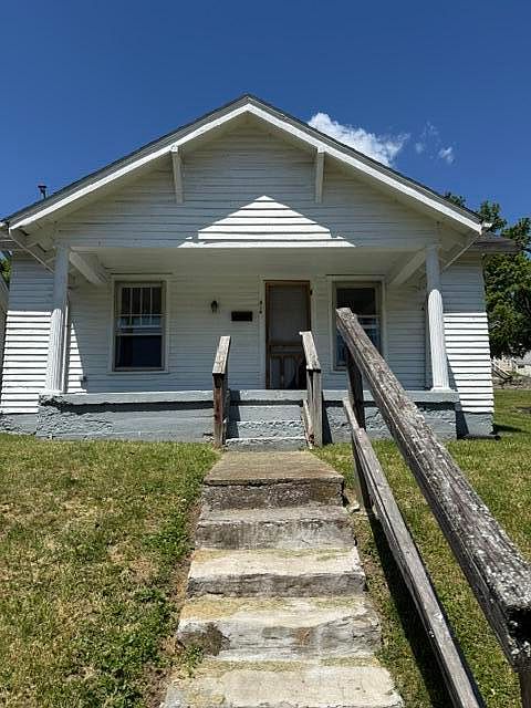1st image of 814 Holmes St